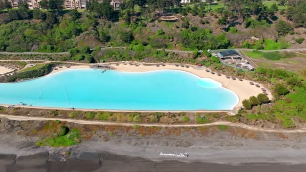 Seguimiento Lateral Playa Artificial Piscina Junto Playa Arena Negra Santo — Vídeos de Stock