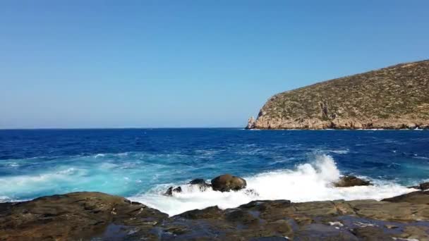 Slowmotion Shot Naxos Shoreline Watching Waves Crash Rocks — Stock video