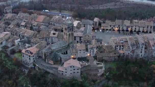 Fantastische Luftaufnahme Der Abenddämmerung Und Anflug Auf Die Mittelalterliche Stadt — Stockvideo