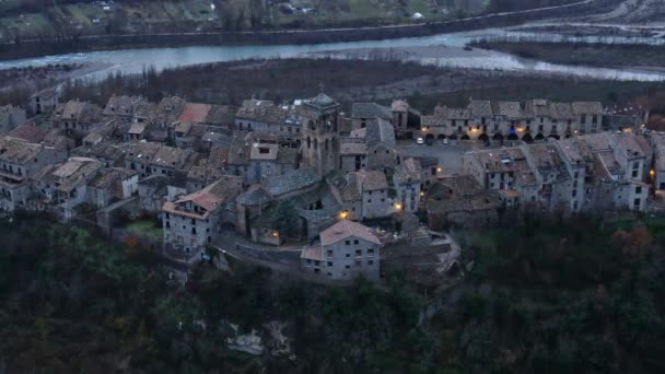Fantastische Luftaufnahme Der Abenddämmerung Über Der Mittelalterlichen Stadt Ainsa Deren — Stockvideo