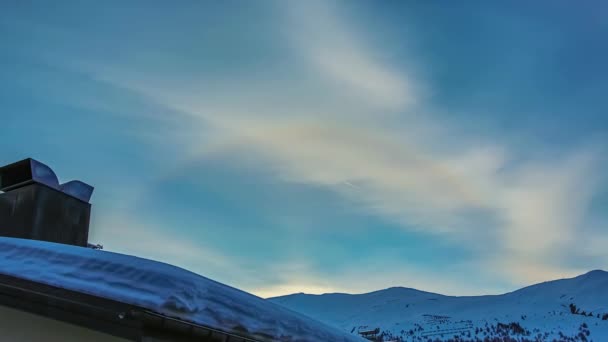 Låg Vinkel Skott Snö Täckt Över Taket Med Skorsten Vinterdag — Stockvideo