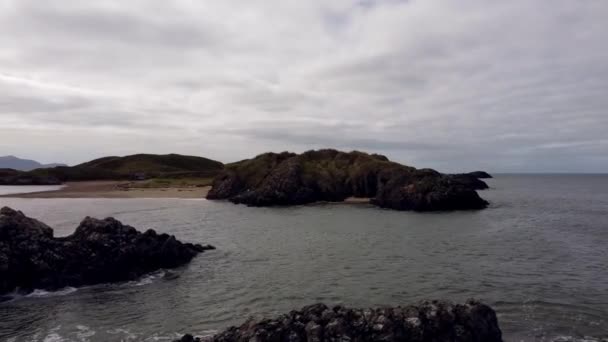 Vue Aérienne Ynys Llanddwyn Île Anglesey Littoral Avec Snowdonia Montagnes — Video