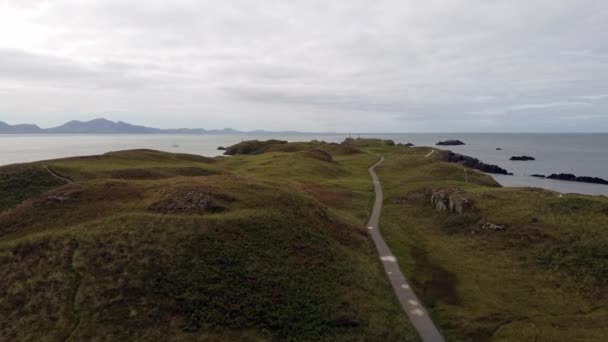 从空中俯瞰着Ynys Llanddwyn岛的英格利塞岛 沿着海岸与雪多尼亚山脉一起穿越爱尔兰海 — 图库视频影像