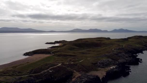 Vista Aérea Ynys Llanddwyn Isla Sendero Costero Anglesey Con Montañas — Vídeo de stock