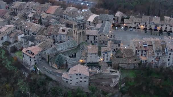 美妙的空中拍摄在轨道上 黄昏时分在中世纪的艾因萨镇上空 其前景是塔楼 它位于阿拉贡省的Huesca — 图库视频影像