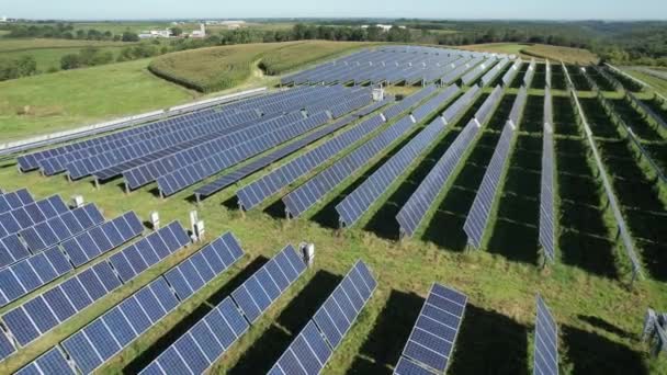 Grande Número Painéis Solares Estão Longo Culturas Laterais Campos Agrícolas — Vídeo de Stock