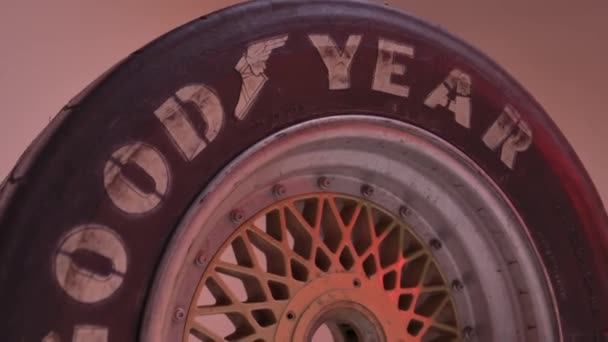 Enorme Camión Neumático Pie Parte Superior Otro Neumático Con Llantas — Vídeos de Stock