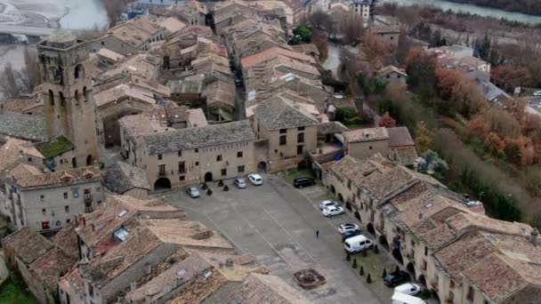 Ripresa Aerea All Alba Della Torre Della Città Ainsa Huesca — Video Stock