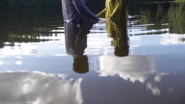 구름으로 둘러싸인 호수에서 순간을 즐기고 부부의 마법같은 — 비디오