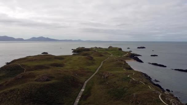 공중에서 Ynys Llanddwyn 성공회 아일랜드 바다를 스노도니아 — 비디오