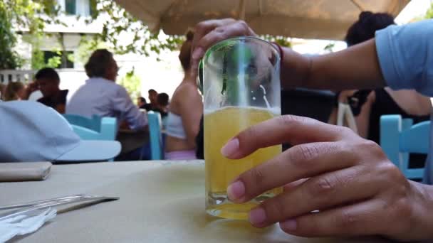 Primo Piano Uomo Mezza Età Che Versa Sua Birra Fredda — Video Stock