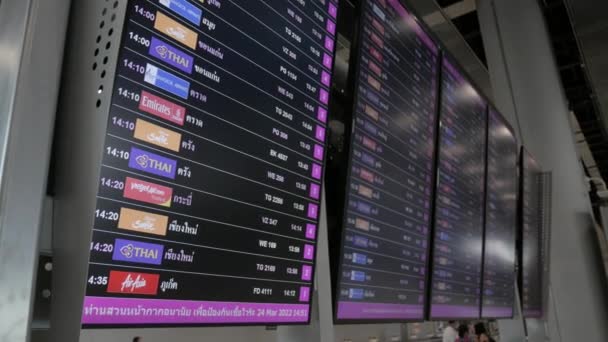 Buitenpost Van Het Vluchtinformatiebord Vertrekterminal Van Luchthaven Suvannabhumi Airport Heropening — Stockvideo