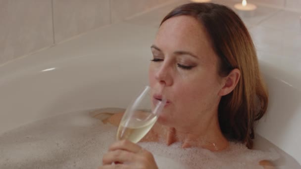 Atrakcyjna Kobieta Bierze Łyk Białego Wina Ciesząc Się Ciepłą Kąpielą — Wideo stockowe