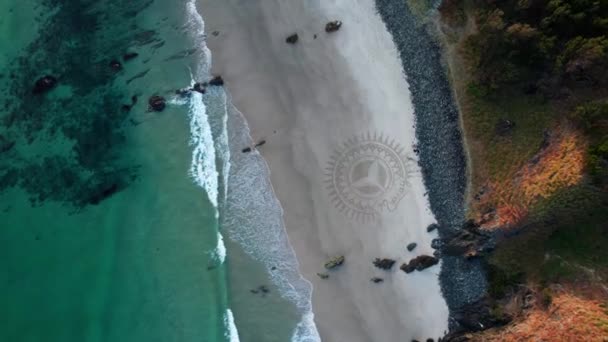 Een Drone Met Oceaangolven Het Strand Strandkunst Tentoongesteld Het Zand — Stockvideo