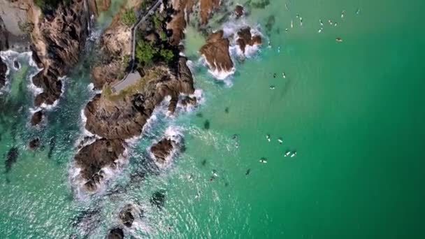 Shora Dolů Drone Záběr Průsmyku Byron Bay Krásně Klidné Ráno — Stock video