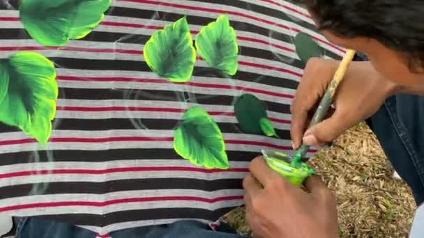 Proces Malowania Parasola Kształcie Kwiatu Festiwalu Wystawienniczym Parasola — Wideo stockowe