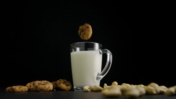 Статичний Знімок Склянки Наповненої Вівсяним Молоком Збоку Печиво Горіхи Кешью — стокове відео