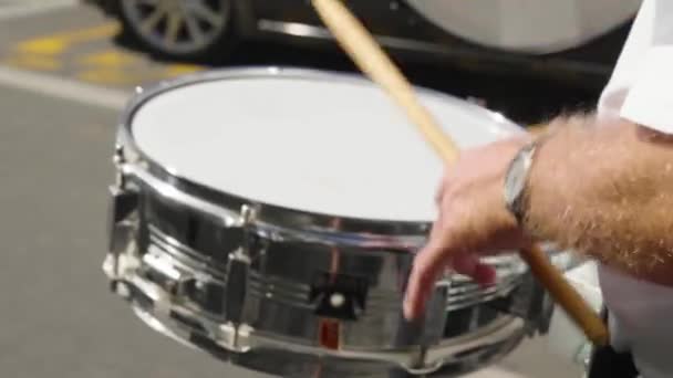 Ορχήστρα Άνθρωπος Παίζει Ένα Κινητό Τύμπανο Μπάσο Drumsticks Κατά Διάρκεια — Αρχείο Βίντεο