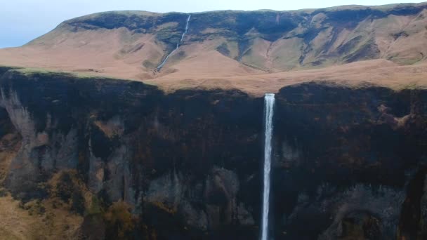 Letecký Zpětný Pohled Vodopád Islandské Horské Krajině Zpomalený Pohyb — Stock video