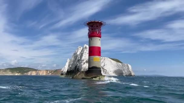 ワイト島の海岸線に灯台を示す船から撮影された風景次に有名な針の崖 — ストック動画