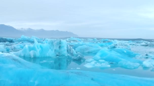 Widok Lotu Ptaka Jezioro Blokami Lodu Surrealistycznym Otoczeniu Islandia — Wideo stockowe