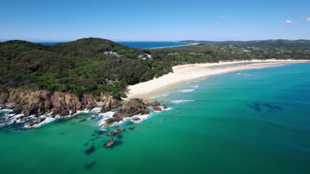 Drone Orbita Alrededor Pass Byron Bay Una Mañana Bellamente Tranquila — Vídeos de Stock