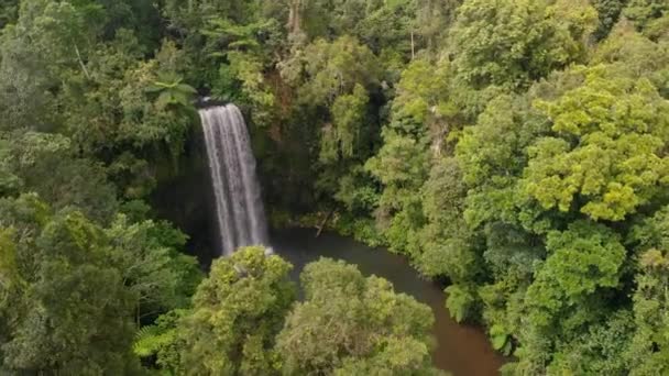 Top Drone Shot Met Langzame Filmische Pan Prachtige Afgelegen Waterval — Stockvideo