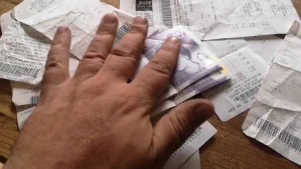 Τοποθέτηση Χέρι Στοίβα Των Χαρτονομισμάτων Λιρών Του Προϋπολογισμού Τόνισε Πάνω — Αρχείο Βίντεο