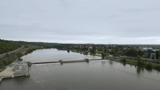 Elbe Nehri Nin Kıyısındaki Hidroelektrik Santrali Kilit Hava Görünümü — Stok video