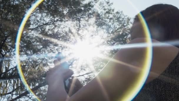 Noche Cálida Verano Chica Joven Usando Teléfono Inteligente Aire Libre — Vídeo de stock