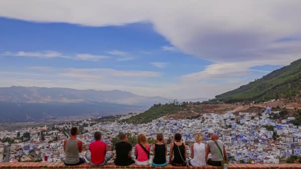 Grupo Jovens Adultos Férias Marrocos Desfrutar Vista Panorâmica Chefchaouen Lapso — Vídeo de Stock