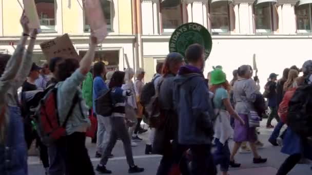 Klimatický Protestní Pochod Značkami Megafonem Stockholmu Boční Pohled — Stock video