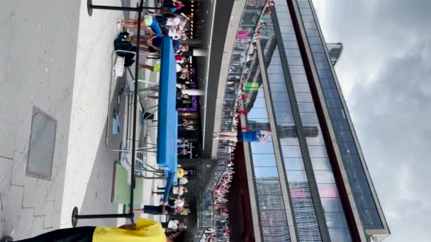 Mujer Hace Trucos Saltando Trampolín Espectáculo Suecia Vertical — Vídeos de Stock