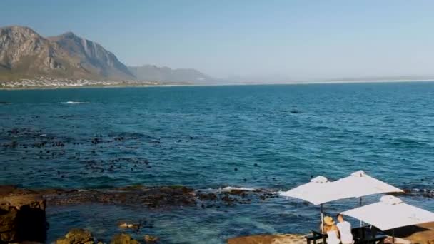 Restaurante Beira Costa Rochosa Oferece Aos Turistas Assento Primeira Fila — Vídeo de Stock