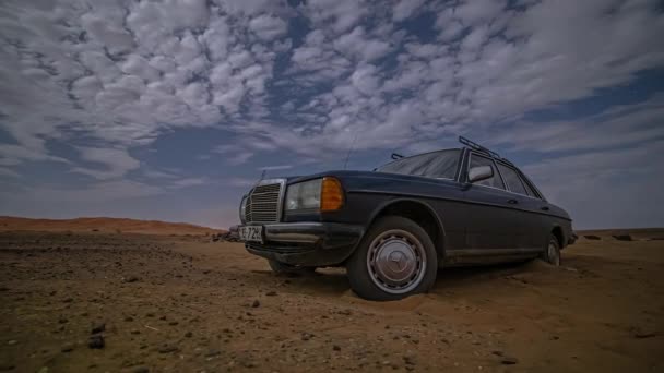 Mercedes Benz Desierto Marroquí Con Castillo Histórico Fondo Lapso Tiempo — Vídeo de stock