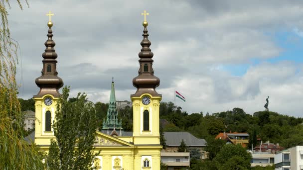 Liberty Socha Kostel Věž Close Maďarská Vlajka Pomalý Pohyb — Stock video