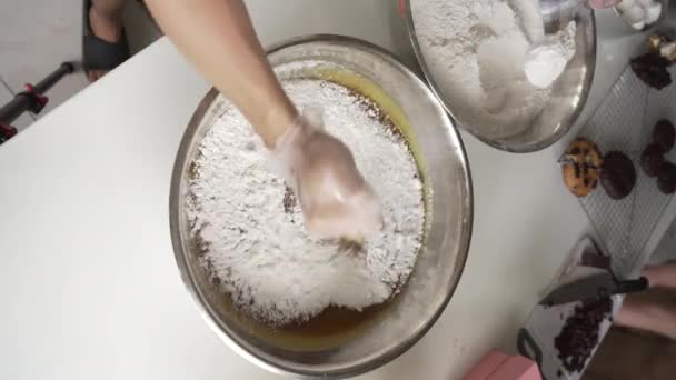 ペストリーシェフ生地の混合物に小麦粉を追加し キッチンでクッキーを作る — ストック動画