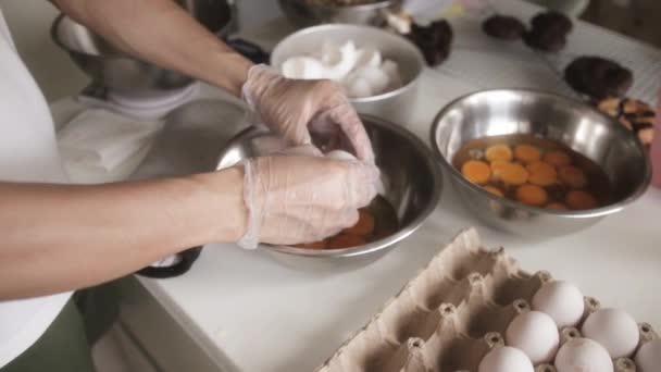 Baker Hands Cracking Eggs Stainless Mixing Bowl Pečení Kuchyni Zavřít — Stock video