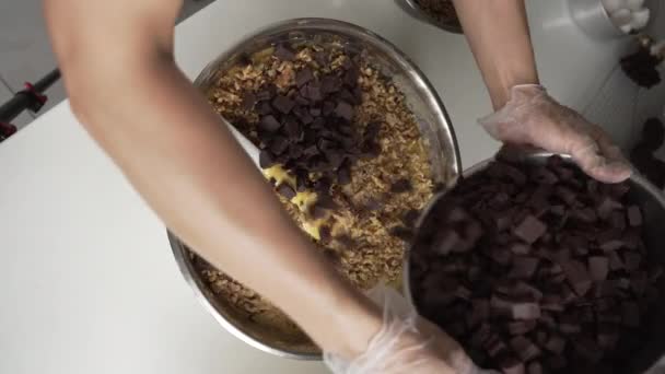 Baker Derramando Chopped Chocolate Escuro Mistura Massa Biscoito Despesas Gerais — Vídeo de Stock