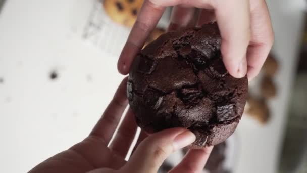 Tiro Vertical Manos Femeninas Dividiendo Doble Chocolate Fudge Cookie Cerca — Vídeos de Stock
