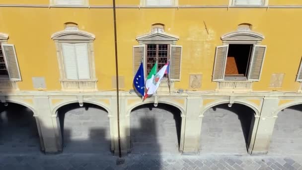 Bandeiras Voam Sol Bandeiras Europeias Italianas Prato Vista Janela Palazzo — Vídeo de Stock