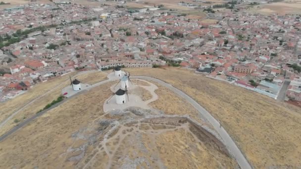 Luchtdrone Panning Links Breed Schot Witte Windmolens Met Stad Achter — Stockvideo