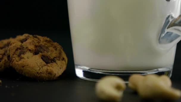 Κοντινό Πλάνο Ενός Ποτηριού Γεμάτο Γάλα Βρώμης Στο Πλάι Είναι — Αρχείο Βίντεο