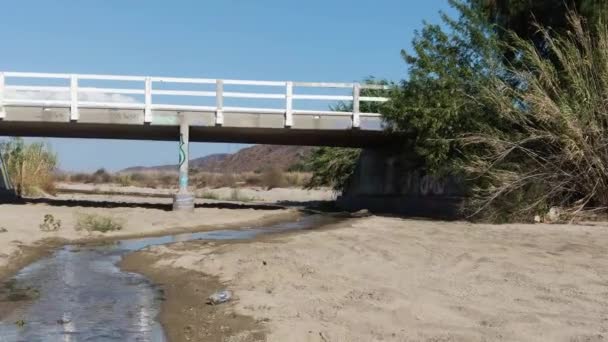 Puente Sobre Río Seco Durante Sequía — Vídeo de stock