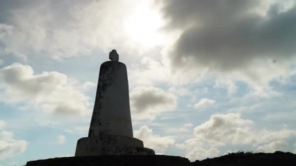 Langit Tilapse Dari Sebuah Acient Vasco Gama Pillar — Stok Video