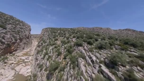 Bassa Antenna Fpv Lungo Arido Roccioso Bordo Canyon Conduce Tuffarsi — Video Stock