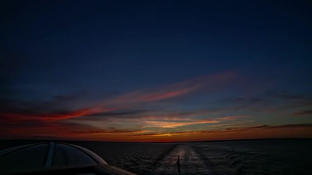 Vasul Croazieră Trezește Apus Soare Frumos Apă Destinație Călătorie Vacanță — Videoclip de stoc