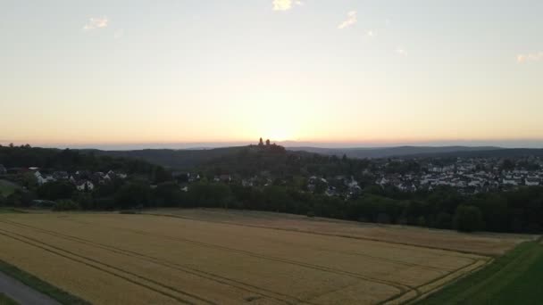 Schlusspunkt Eines Schönen Bauernfeldes Mit Burg Braunfels Die Den Horizont — Stockvideo