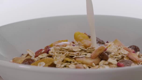 Close Uma Tigela Fiação Branca Contra Fundo Branco Cheio Cereal — Vídeo de Stock