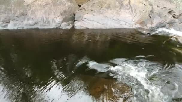 Flussabwärts Fließt Schäumendes Wasser Rasch Über Felsen Nahaufnahme Spurensuche — Stockvideo